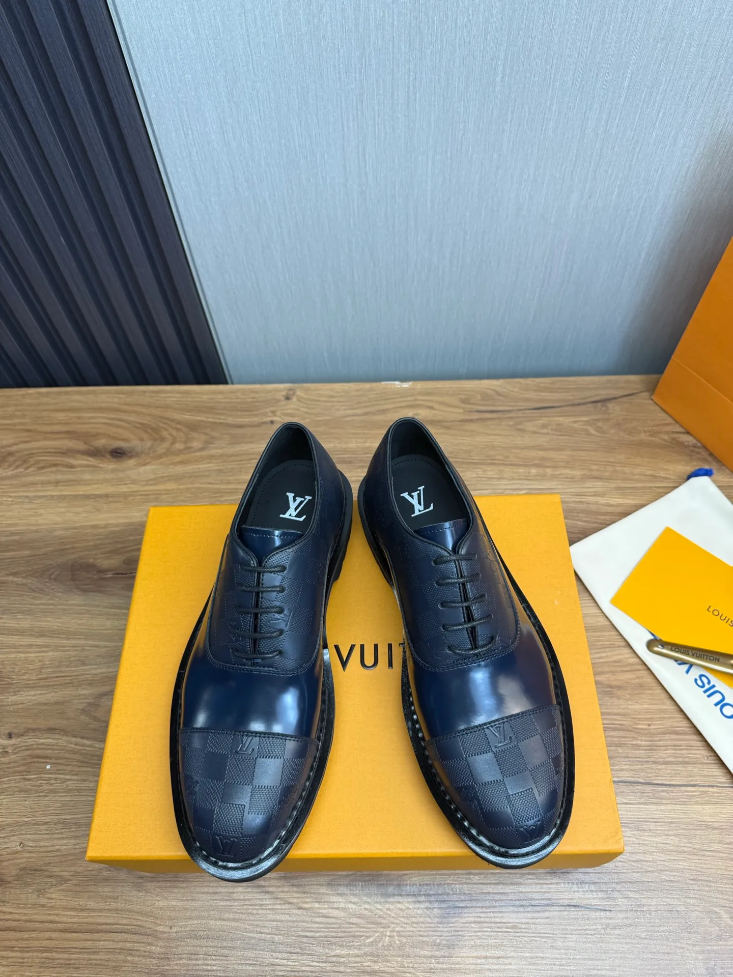 Men's shoes 💰900💰 LV. Men's casual lace-up leather shoes, the latest hot style 🔥 1:1 original purchase quality, top quality goods ⬆️The upper is imported open-edge beaded cowhide, cowhide, and cow suede. The hand-made three-dimensional stitching highlights the round toe design. The inner foot pads are all imported cowhide, with the original wear-resistant foam outsole, matching code 39-44, (38, 45 custom-made, non-refundable)